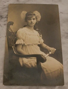 Junges Mädchen im weißen Kleid Portrait, Geo. F. Kelly Studio San Francisco - AZO - Bild 1 von 2