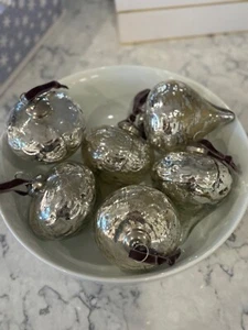 Silver crackle glass Christmas ornaments, 6 large silver onion shape ornaments - Picture 1 of 6