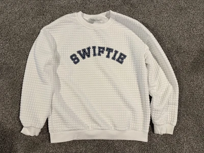 Sudadera Taylor Swift Swiftie Blanca Cuello Redondo Talla PEQUEÑA Mercancía No Oficial Foto 1 de 4