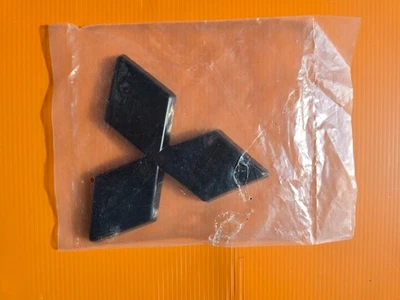 Superposición de emblema de coche Mitsubishi Outlander Facelift 2024 - acceso premium a placa de identificación Foto 1 de 2