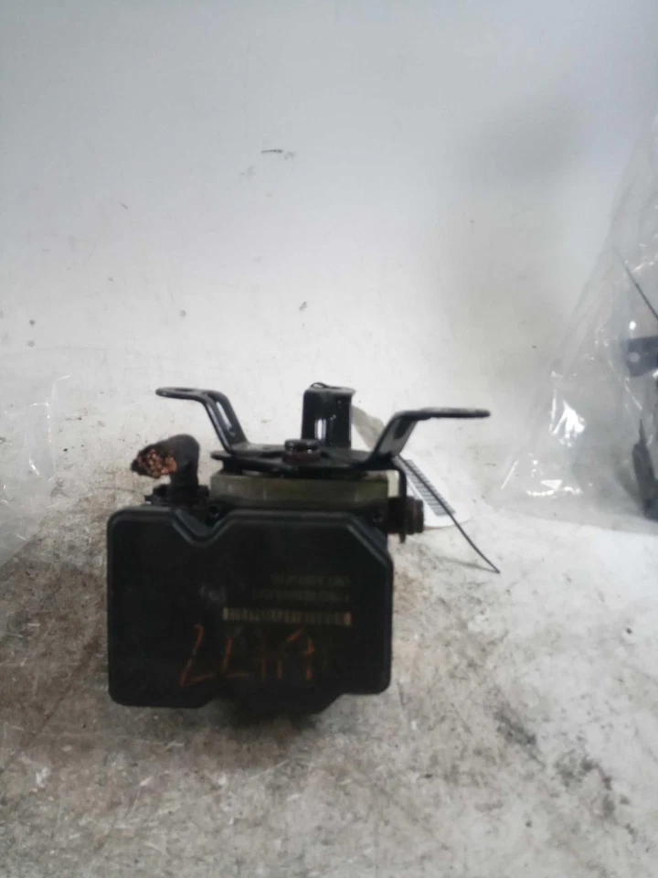 2015 KIA K900 ABS Pump & Motor Assembly OEM 589203T800 94K Miles White Foto 1 de 4