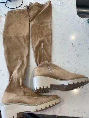 Botas Nicole Miller BASS Beige Imitación Gamuza Elastizadas Sobre la Rodilla USADAS UNA VEZ Talla 8.5 Foto 1 de 4