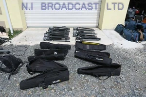 1x Miller DS10 tripod with SOLO carbon fibre legs and carrying bag (ref 10a) - Picture 1 of 24