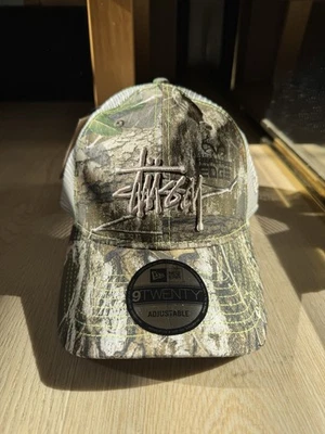 Camionero básico Stussy New Era 9twenty borde de árbol real 1311126 Foto 1 de 4