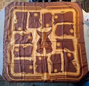 Bufanda HERMES de colección rara “CAMAILS” con motivos de armadura de caballo medieval marrón - Imagen 1 de 5