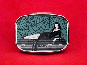 VAMPIRA VAMPIRESS PIN UP MÄDCHEN DRACULA METALL PILLE NEUWERTIG BOX HÜLLE - Bild 1 von 2