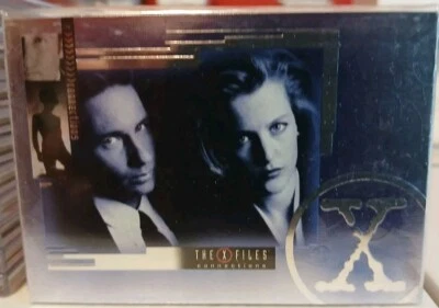 X-Files Connections base set (72) 2005 David Duchovny/Gillian Anderson/Foilboard - Image 1 of 3