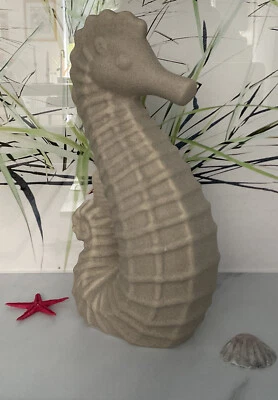 Deko Figur Statue Seepferdchen Sandfarben Kunststein Maritim Meer Strand - Bild 1 von 3