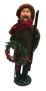 2005 Byers' Choice Ltd Lamplighter Man w/ Wreath Ladder Christmas Caroler Figure - Picture 1 of 6