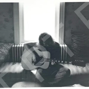 FOTO DRAMMATICA ANNI 70 BELLA DONNA CHE SUONA CHITARRA OCCHIALI HIPPIE EPOCA DECORAZIONE ZEBRATA - Foto 1 di 4