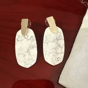 Orecchini a goccia Kendra Scott pietra aragona in oro con sacchetto antipolvere marmo bianco nuovi senza etichette - Foto 1 di 6