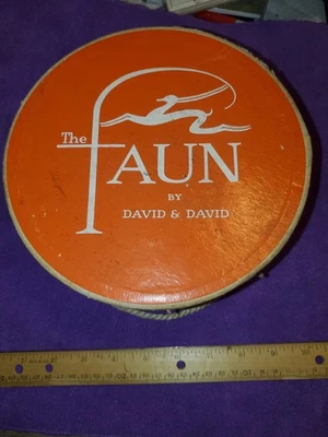 Caja de pelucas "El Fauno" de David y David con papeleo original y papel de seda Foto 1 de 4