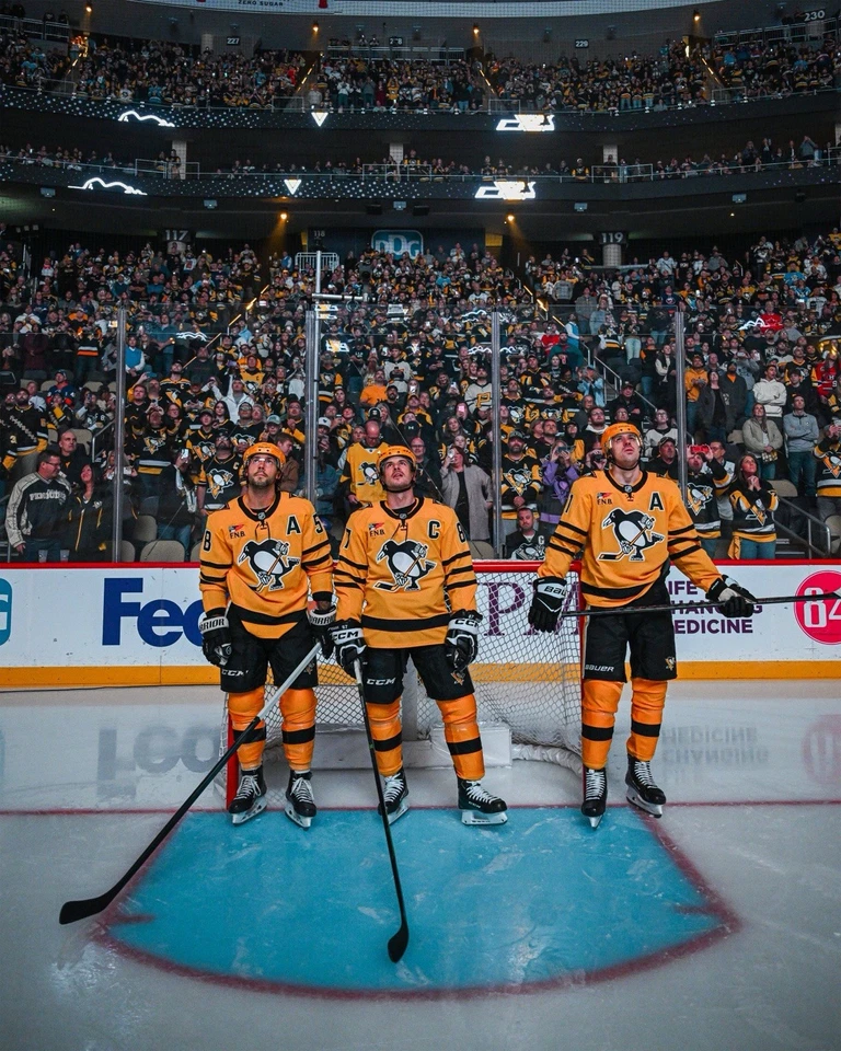 FOTO 8X10 JERSEY SIDNEY CROSBY EVGENI MALKIN KRIS LETANG PENGUINS NUEVO DORADO Foto 1 de 1