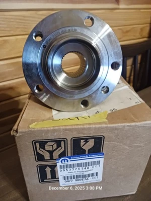 Cubo de roda e rolamento Mopar 04779869 2014-2023 Jeep Cherokee 15-17 Chrysler 200 - Imagem 1 de 4