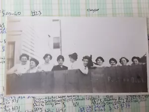 Foto De Colección Mujeres Instantánea Americana Efímera Coleccionable Decoración Niña Pollo - Imagen 1 de 3