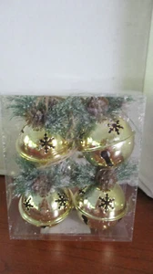 Place & Time ~ Juego de 4 adornos navideños CAMPANA DE COPO DE NIEVE Y PIÑA DORADOS ~ NUEVO EN CAJA - Imagen 1 de 2