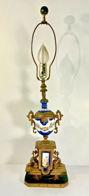 19 世纪法国 Sèvres 风格手绘瓷瓮和 Ormolu 台灯 — 第 1/4 张图片