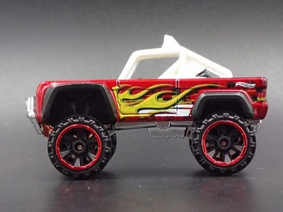1966-1977 Ford BRONCO 4X4 fuori Strada Personalizzato Rosso 1:64 Modellino Auto - Immagine 1 di 4