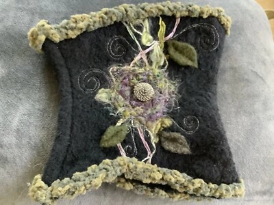 Espatas de lana, negras, decoradas con lana y cinta trabajo floral, OSFA, hechas a mano en alemán Foto 1 de 4