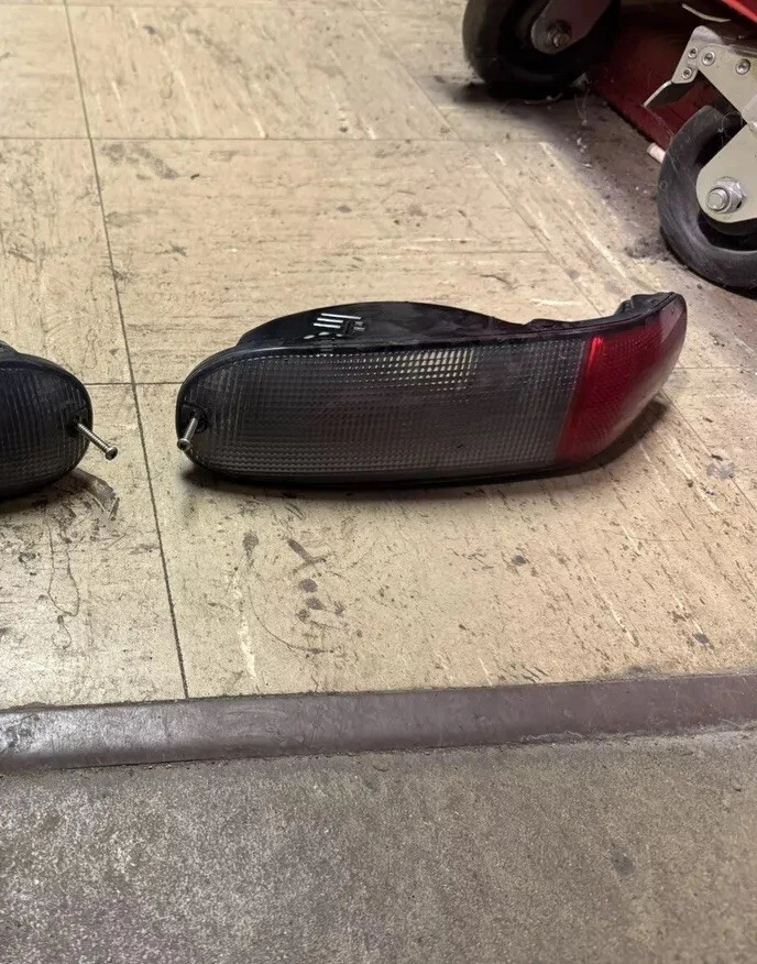 MITSUBISHI ECLIPSE 2000-2005 MARCADOR INVERSO PARACHOQUES LUZ LADO DERECHO PASAJERO Foto 1 de 1