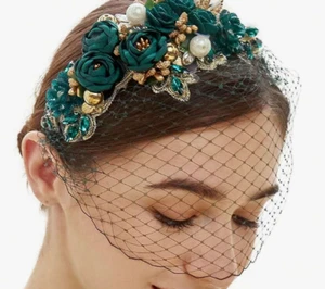 HEADWEAR-Headband Fascinator 1920s, In Green, Mesh Veil, Faux Pearls - Picture 1 of 2