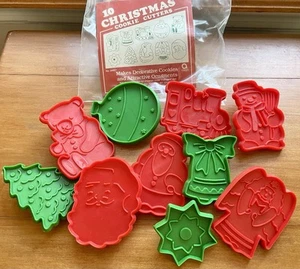 Vintage Christmas Cookie Cutter Lot of 10 Plastic Red & Green New Amscan Handles - Picture 1 of 1