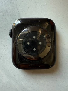 Apple Watch Series 4 44 mm Boîtier en aluminium gris sidéral avec bracelet sport noir (GPS) - Photo 1 sur 6