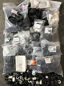 LARGE JOB LOT PLASTIC ELECTRICAL CABLE CLEATS & GLANDS (239) - Bild 1 von 6