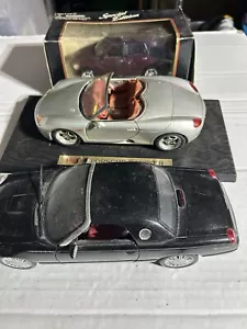 Lotto di 3 auto MAISTO 1/18 PORSCHE BOXTER, Pt Cruiser, Ford Thunderbird - Foto 1 di 15