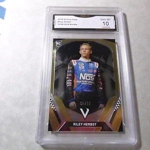 Novato Riley Herbst 2018 Panini Victory Lane dorado radiocontrol # 35/99 grado 10 L@@@@k - Imagen 1 de 2