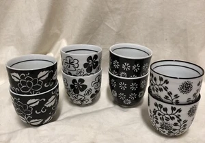 Juego 8 tazas de sake PIER 1 de porcelana floral blanco y negro usadas en excelente estado - Imagen 1 de 7