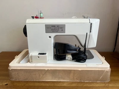 Good Working Toyota 221 Electric Sewing Machine with controller, case and spares — 第 1/4 张图片