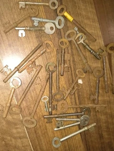 Vintage keys see photos job lot  - Picture 1 of 4