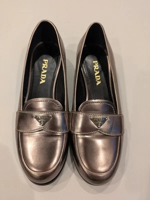 Mocasines Prada Milano Metálicos Bronce Cepillado Triángulo Logo Negros Para Mujer Talla 35 EU Foto 1 de 4