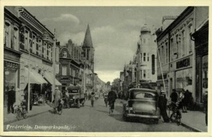Postal de Dinamarca, FREDERICIA, Jutlandia, Danmarksgade, tiendas, coches (década de 1930) - Imagen 1 de 2