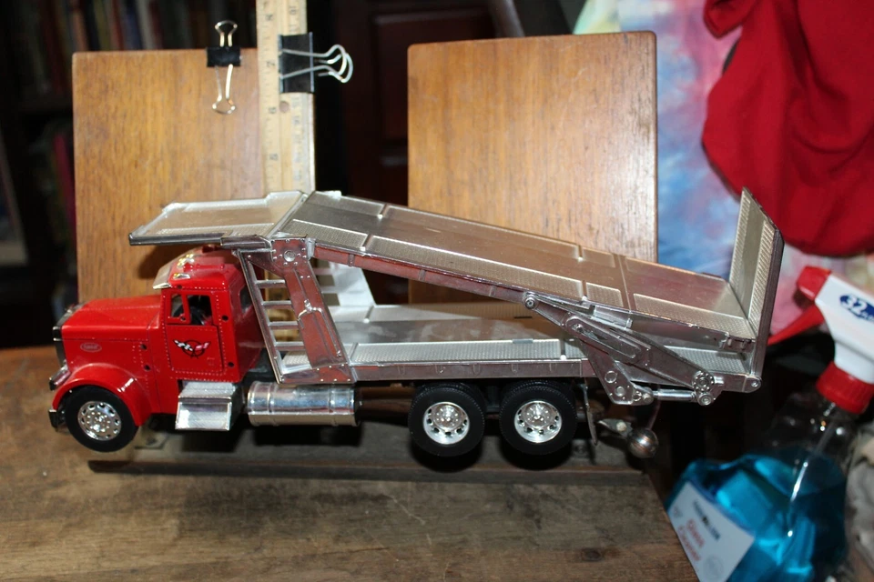 Camión de transporte para carros Peterbilt Corvette 1/32 fundido a presión y plástico (faltan piezas) Foto 1 de 4