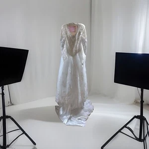 Vestido de novia Oleg Cassini de David estilo veneciano LS blanco talla 10 - Imagen 1 de 5