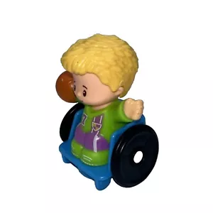 Fisher Price Little People Figur blond Junge Rollstuhl spielt Basketball - Bild 1 von 8