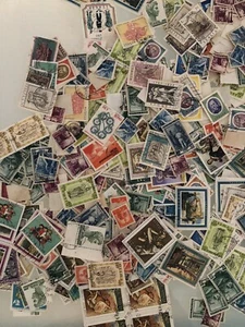 LOTTO IMPORTANTE DI FRANCOBOLLI MISTI ANNULLATI VARI TAGLI ED EPOCHE + DI 750 PZ - Foto 1 di 5