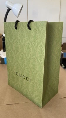 Auténtica bolsa de papel de regalo vacía Gucci de segunda mano verde 13,75" x 10" x 5,5" Foto 1 de 4