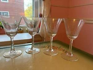 Set Of 4 Villeroy & Boch Etched Dot & Line Wine Glasses - Picture 1 of 5