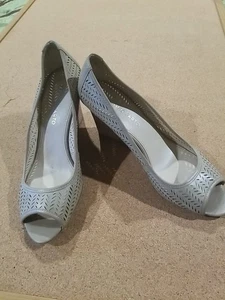 Sandalias de tacón Franco Sarto Jania perforadas de cuero crema con cuña punta abierta talla 10M - Imagen 1 de 10