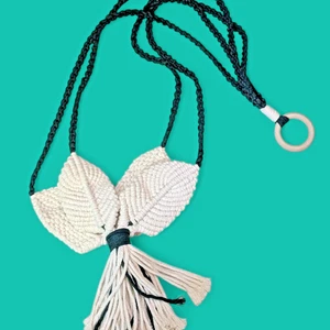 COLGADOR DE PLANTAS MACRAMÉ HOJAS VERDE AZULADO HECHO A MANO MARFIL Y VERDE AZULADO hojas borla boho 1C - Imagen 1 de 4