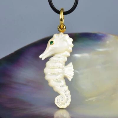 Seepferdchen Anhänger Geschnitzter Weiß Perlmutt Gold Vermeil Silber 7.23g - Bild 1 von 4