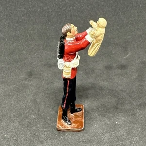 Marlborough Military Models Zulu War British Soldier Lifting Child - Picture 1 of 6