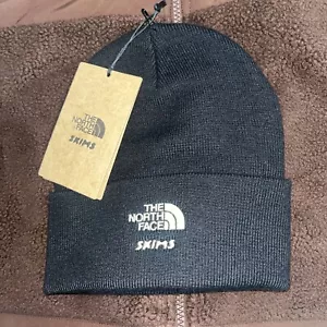 SKIMS X THE NORTH FACE GORRO ÓNIX TALLA OS *EN MANO LISTO PARA ENVIAR* - Imagen 1 de 4