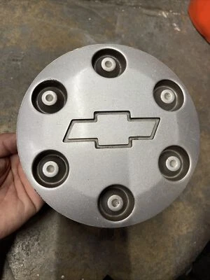 Chevrolet Colorado 2004-2009 tapa central plateada OEM 9593979. Foto 1 de 3