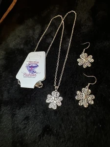 Clover Necklace And Earring Set Silver Tone 22” SHIPS FREE! - Picture 1 of 5