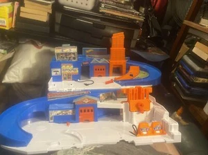 2015 Hot Wheels Sto and Go Car Wash And Service Station Mattel Blue Track W/ Car - Picture 1 of 4
