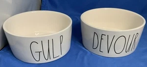 Juego (2) Cuencos de Cerámica Rae Dunn para Perros GULP & DEVOUR Platos Blancos para Perros 6" de Diámetro Usado en excelente estado - Imagen 1 de 5